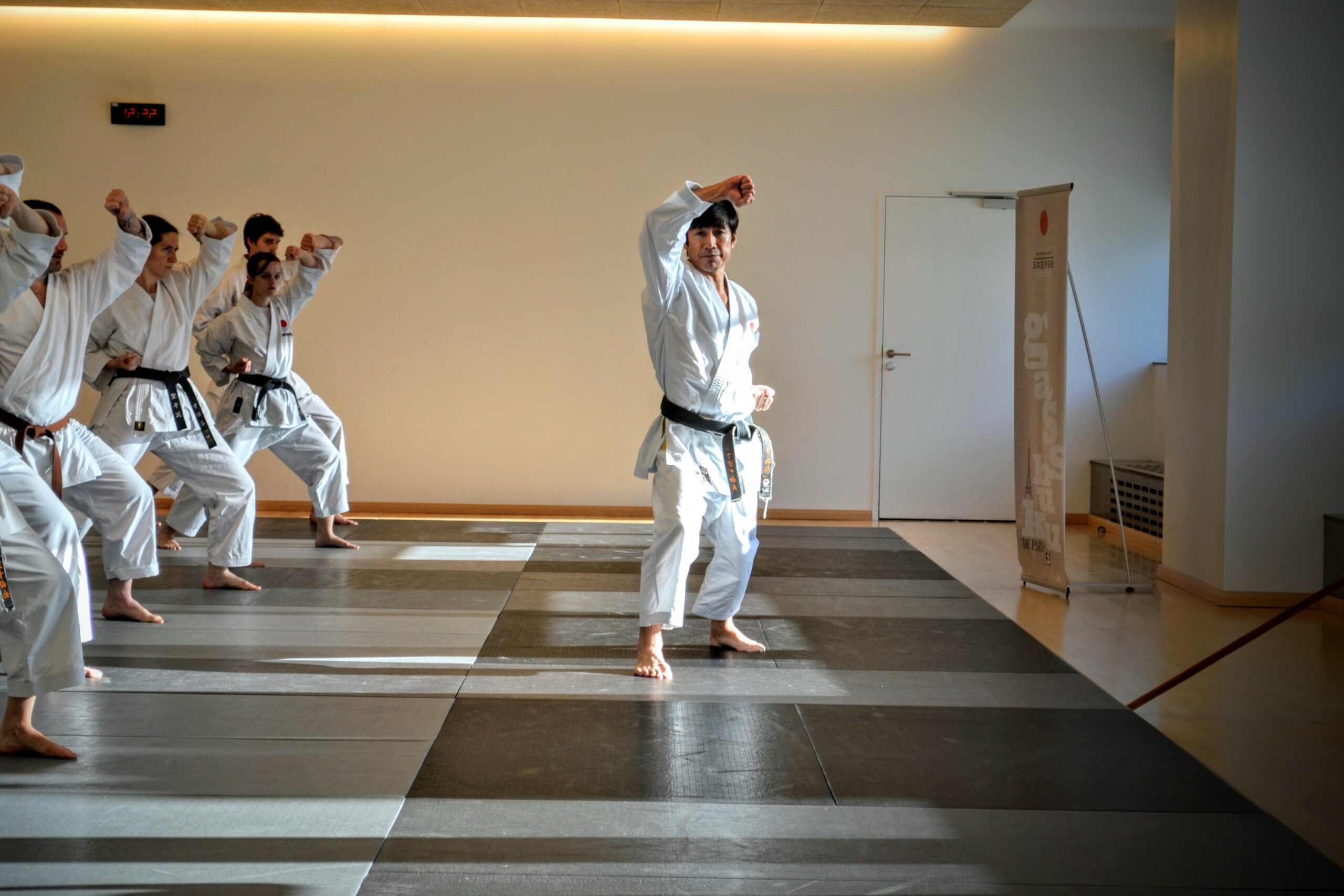 Cours de karaté traditionnel au Cercle Parisien du Shotokan, héritage historique du club Paris-Shoto.