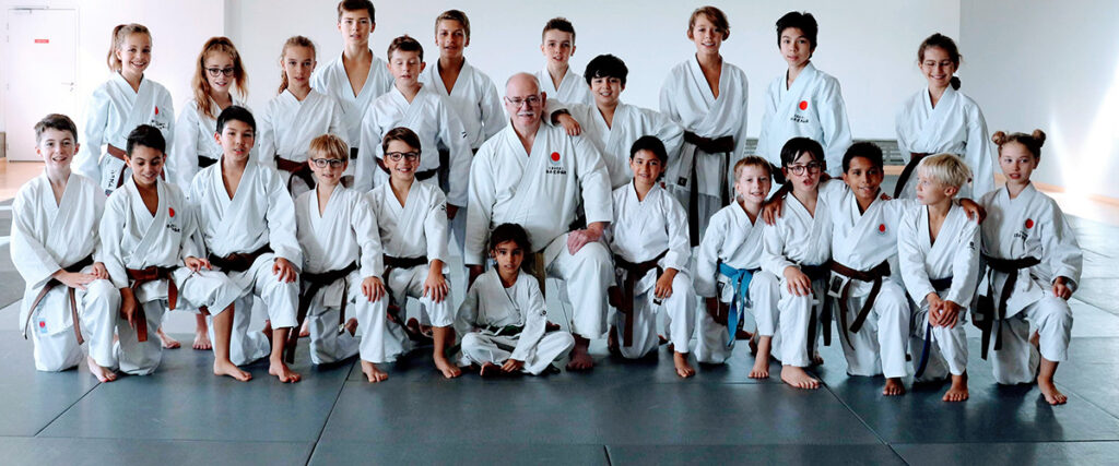 Karaté Enfant Paris-Shoto Photo de groupe karaté enfant et des instructeurs du club Paris-Shoto sur le tatami du dojo.