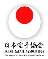 Logo officiel de la Japan Karate Association (JKA) avec le soleil rouge levé et calligraphie japonaise.