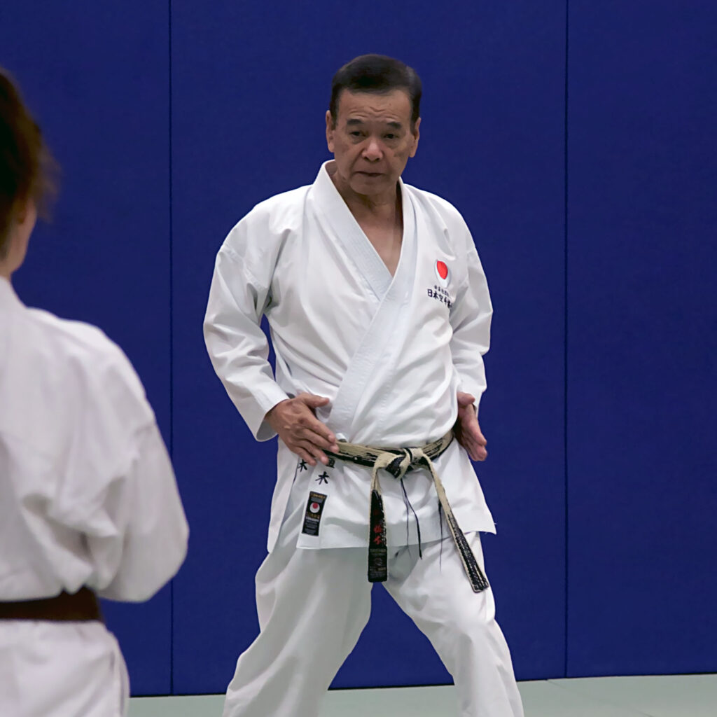 Le Maître Masaaki Ueki Shihan, Chef Instructeur Mondial du karaté JKA, en keikogi blanc sur le tatami du club Paris-Shoto.